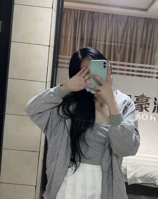 西安极品楼凤自带良心推荐00后女大学生B紧。真Sao真瘾大水多胸大皮肤光滑。三点粉